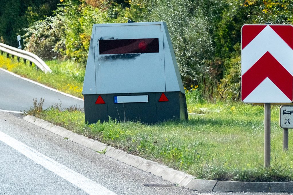 Ein Blitzeranhänger soll künftig auch in Mechernich zum Einsatz kommen. Damit soll vor allem an sensiblen Stellen die Geschwindigkeit kontrolliert und so für mehr Verkehrssicherheit gesorgt werden. Foto: Ronald Larmann/pp/Agentur ProfiPress