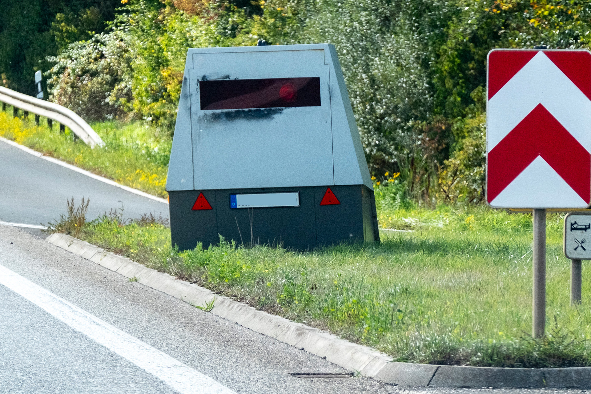 Blitzeranhänger-0635 Ein Blitzeranhänger soll künftig auch in Mechernich zum Einsatz kommen. Damit soll vor allem an sensiblen Stellen die Geschwindigkeit kontrolliert und so für mehr Verkehrssicherheit gesorgt werden. Foto: Ronald Larmann/pp/Agentur ProfiPress
