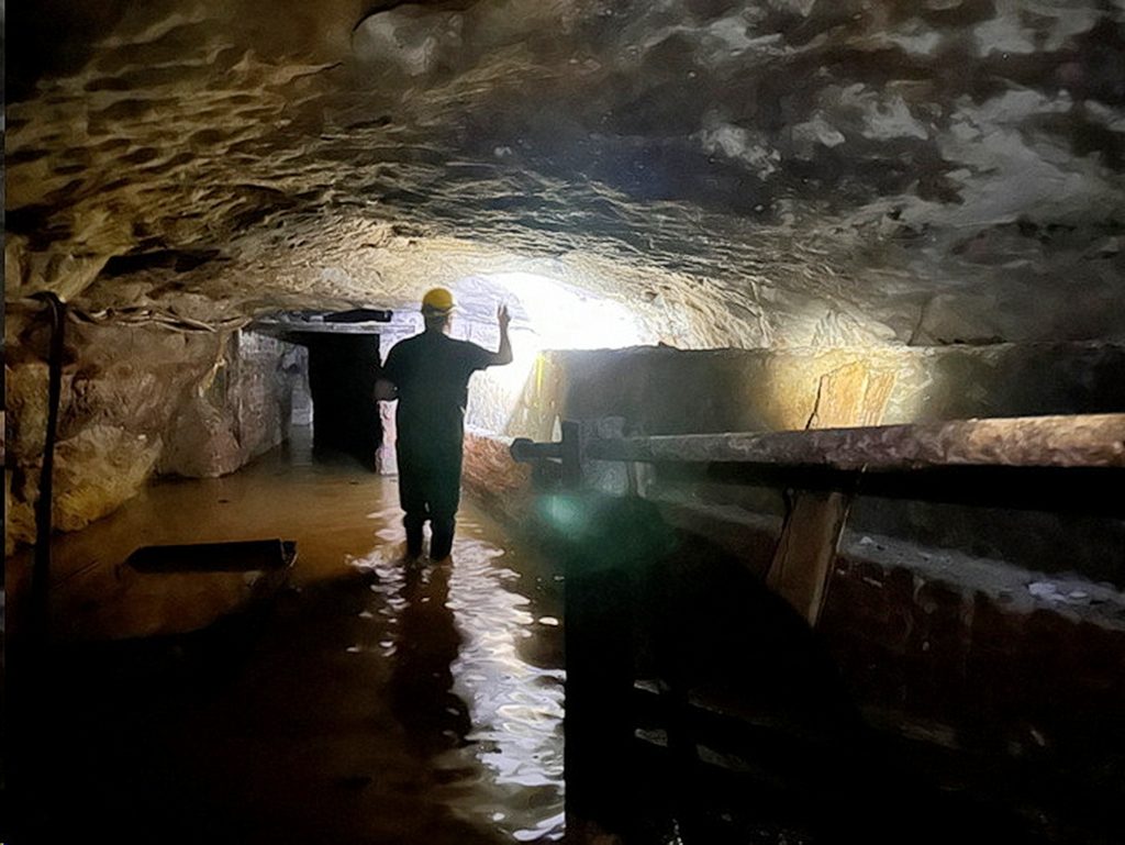 Im Burgfeyer Stollen steht das Wasser stellenweise hoch. Der historische Wasserlösungsstollen führt große Wassermengen aus dem alten Mechernicher Bleibergbau ab und bleibt für den Wasserhaushalt unter Tage von zentraler Bedeutung. 1,2 Millionen Liter Wasser pro Stunde fließen unter der Mechernicher Kernstadt durch Richtung Burgfeyer Mündungsloch in den Feybach. Foto: Kreis Euskirchen/pp/Agentur ProfiPress