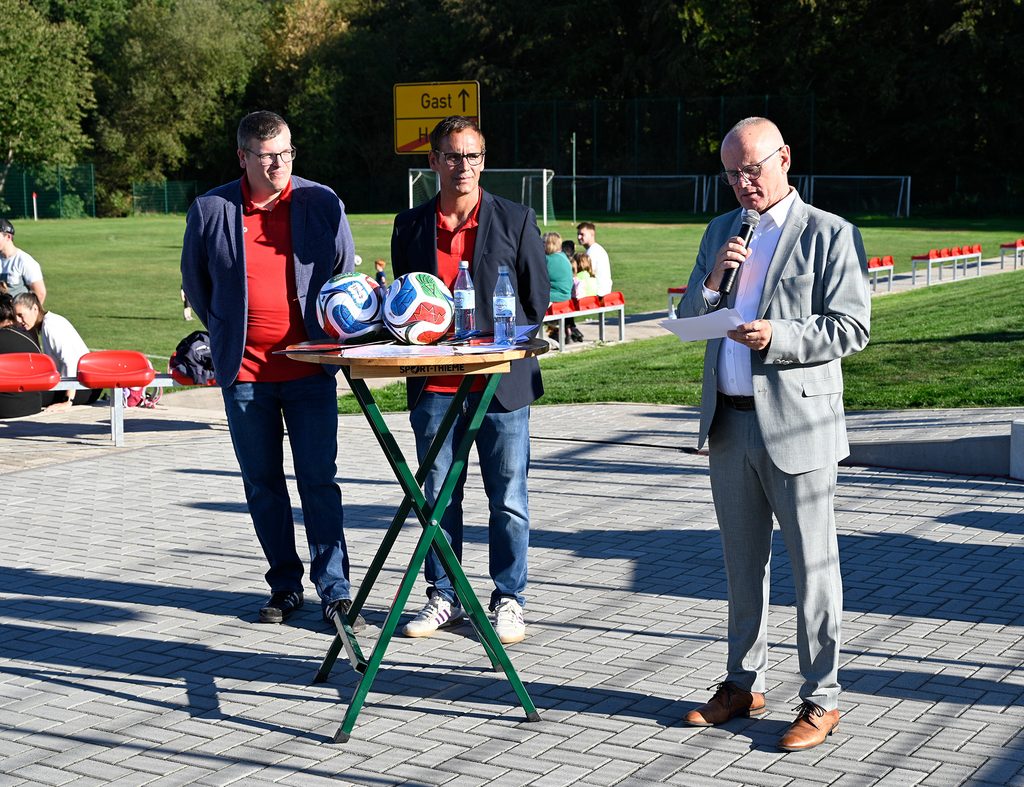 Für den stellvertretenden Landrat Ralf Claßen war die Einweihung auch eine Rückkehr zu den eigenen sportlichen Wurzeln. Er war der erste Trainer der SG Rotbachtal. Foto: Henri Grüger/pp/Agentur ProfiPress