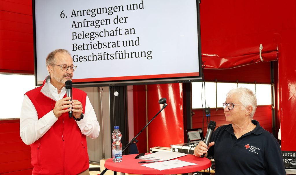 DRK-Kreisgeschäftsführer Rolf Klöcker und Betriebsratsvorsitzende Sabine Eschweiler stellten sich den Fragen der Beschäftigten. Foto: Steffi Tucholke/pp/Agentur ProfiPress