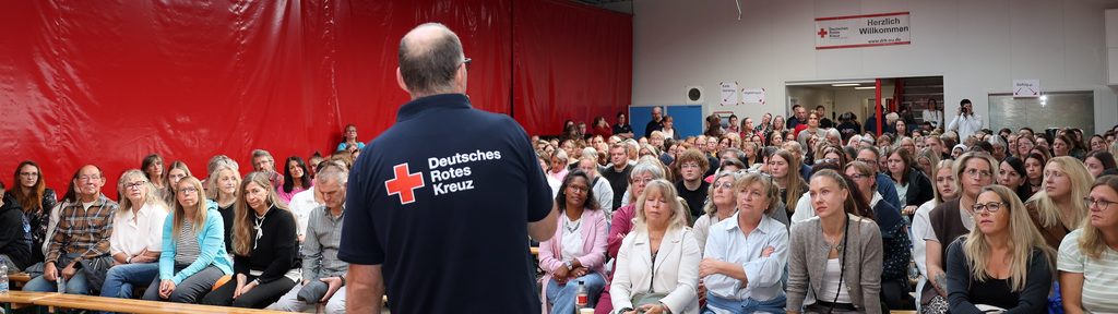 Der stellvertretende Geschäftsführer Ralf Krutwig (vorne stehend) stellte den Mitarbeitenden die Rotkreuz-App vor. Foto: Steffi Tucholke/pp/Agentur ProfiPress