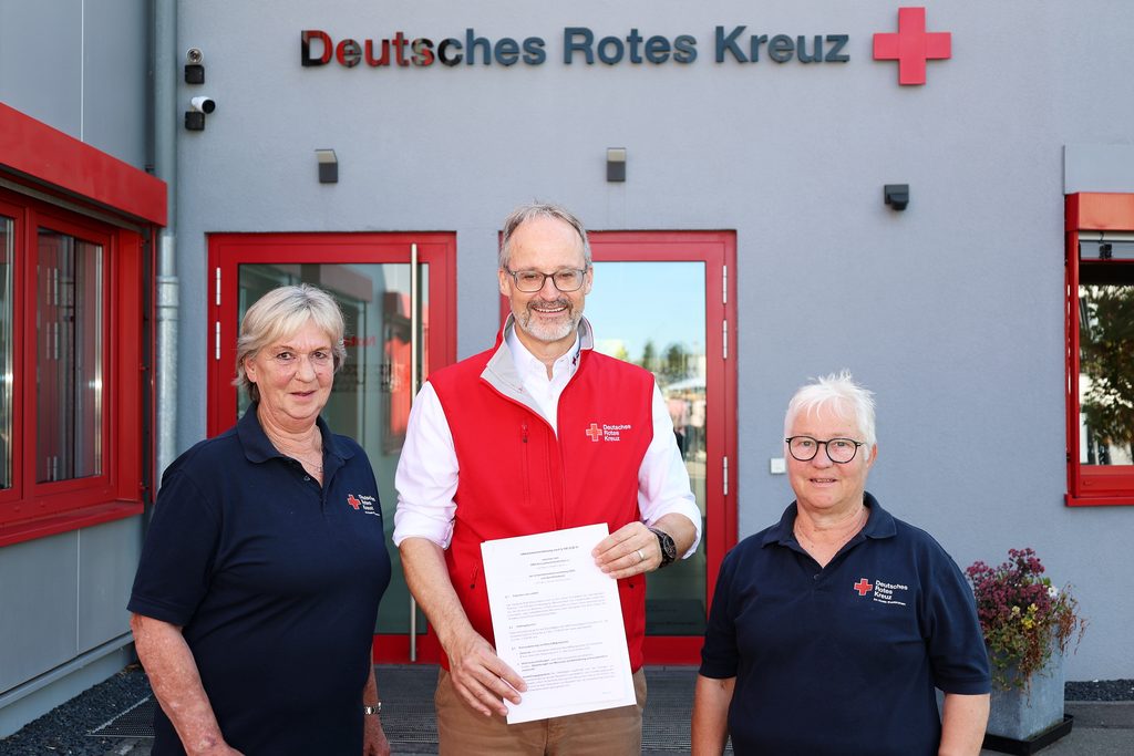 Präsentieren die frisch unterzeichnete Inklusionsvereinbarung des Roten Kreuzes im Kreis Euskirchen (v. l.): Schwerbehinderten-Beauftragte Hildegard Fellbach-Vogt, Kreisgeschäftsführer Rolf Klöcker und Betriebsratsvorsitzende Sabine Eschweiler. Foto: Steffi Tucholke/pp/Agentur ProfiPress