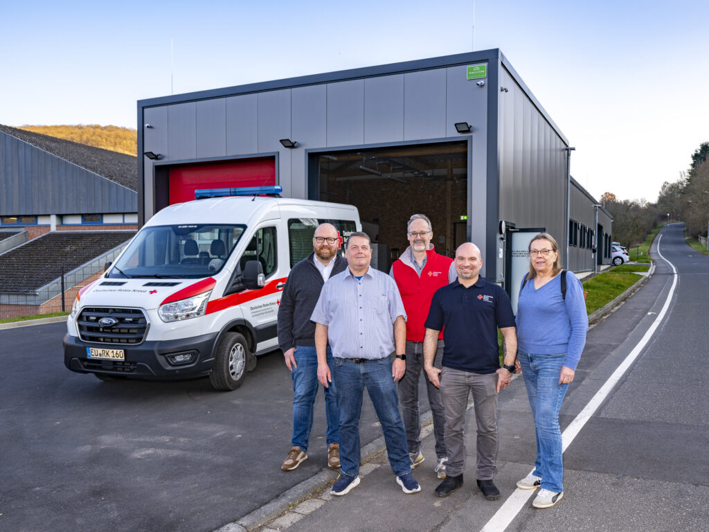 Schon vor der feierlichen Eröffnung mit strahlende Gesichter im Sonnenschein vor der neue Unterkunft in Bad Münstereifel: (v. l.) Boris Brandhoff, Gerd Fink, Rolf Klöcker, Martin Sieradzki und Beate Kruse. Foto: Ronald Larmann/pp/Agentur ProfiPress