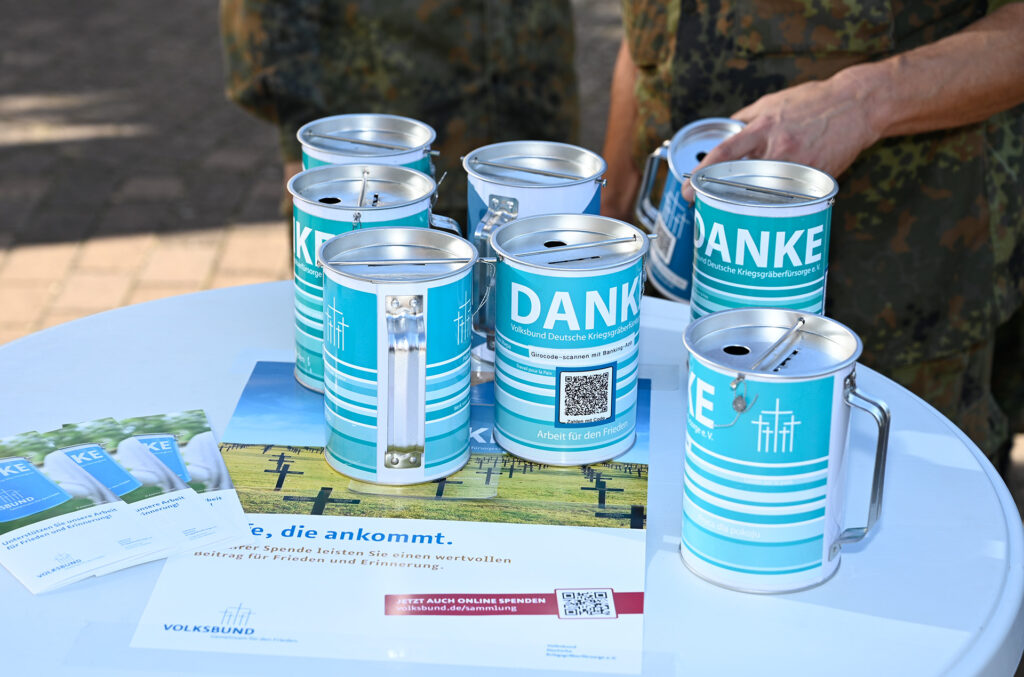 Die blauen Sammeldosen haben einen QR-Code drauf, der auch Online-Spenden mühelos möglich macht. Foto: Henri Grüger/pp/Agentur ProfiPress