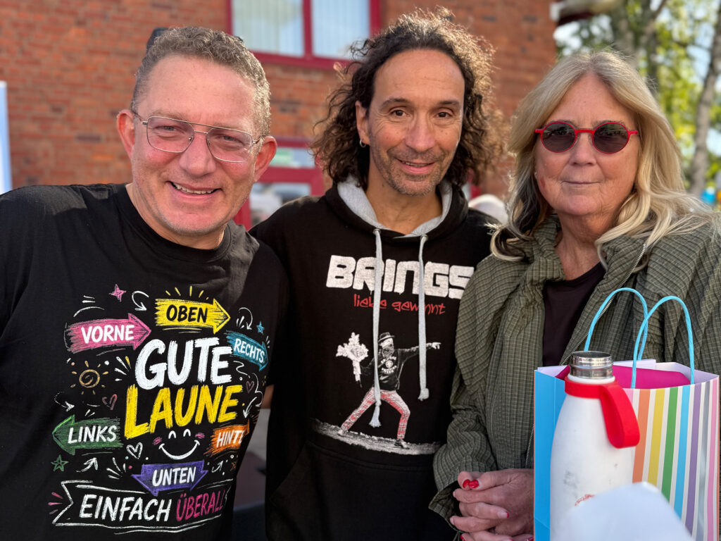 Künftig wird die Euskirchener Pflegeschule VfA e.V. als „Schule ohne Rassismus – Schule mit Courage“ von Ursula Zimmer-Hartmann (r.) und Winfried Kubitza-Simons (l.) als Paten begleitet. Zusätzliche Unterstützung gab´s von Kölschrocker Stephan Brings aus Mechernich-Hostel (m.), der als weiterer Pate und Schirmherr dabei war. Foto: Privat/pp/Agentur ProfiPress
