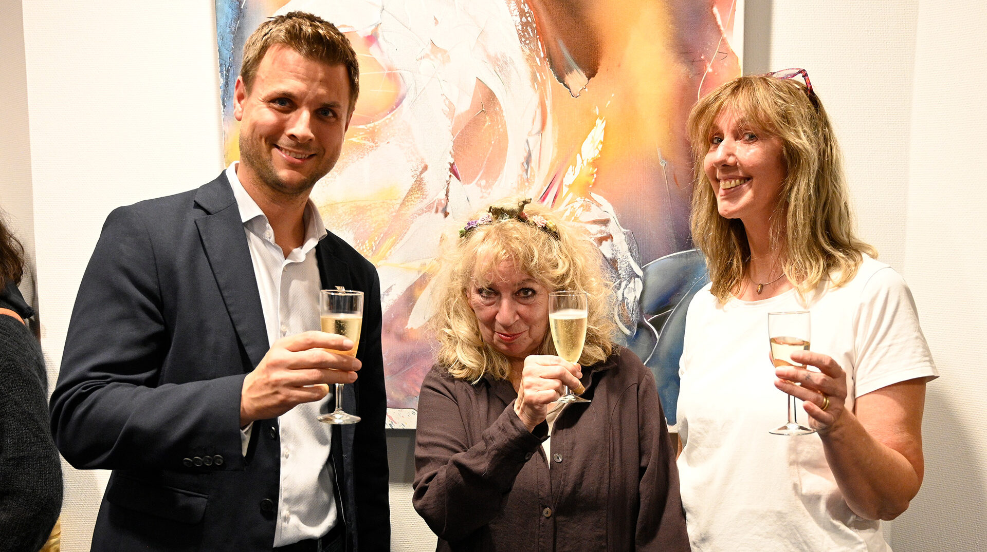 Cheers! Auf die erfolgreiche Vernissage ihrer außergewöhnlichen Ausstellung „A painting a day keeps the doctor away“ in der Mechernicher Galerie im Rathaus stieß Künstlerin Maf Räderscheidt mit Kuratorin Ela Rübenach (r.) und Bürgermeister Michael Fingel an. Foto: Henri Grüger/pp/Agentur ProfiPress
