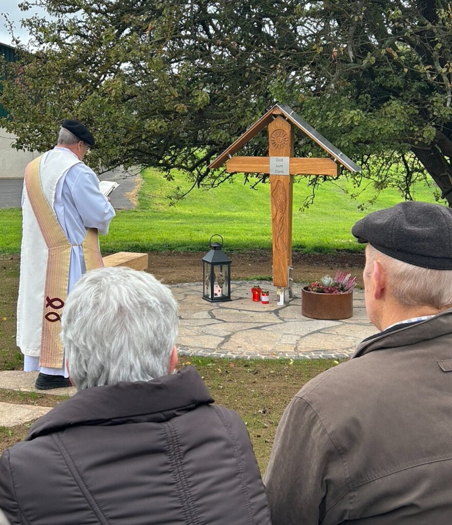 „Gott zum Dank“ steht auf dem neuen Wegekreuz nahe dem Hof der Familie Hack. Der Wunsch nach dem Kreuz bestand schon länger; nach dem überlebten Herzstillstand Hermann-Josef Hacks erhielt er für die Familie eine noch tiefere Bedeutung. Diakon Manfred Lang nahm am Sonntag die Einsegnung vor. Foto: Sonja Daniels/pp/Agentur ProfiPress 