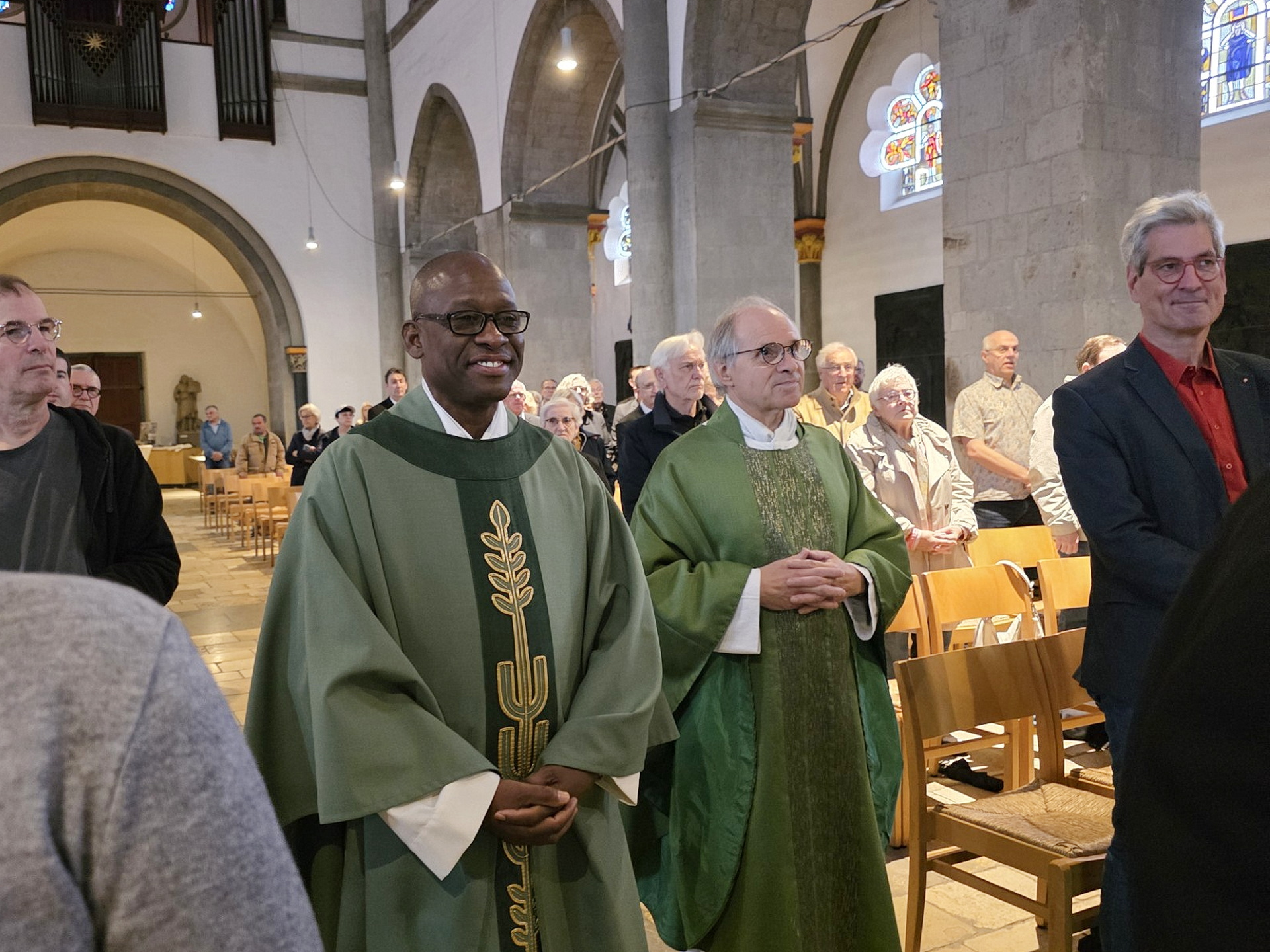 Pater Jean Elex Normil CS (l.) und Propst Dr. Peter Blättler beim feierlichen Einzug in die Münster-Basilika St. Vitus in Mönchengladbach. Dort wurde der aus Haiti stammende Ordenspriester den Gläubigen als Seelsorger im Pastoralen Raum Mönchengladbach Mitte-Nordost vorgestellt. Foto: Manfred Lang/pp/Agentur ProfiPress