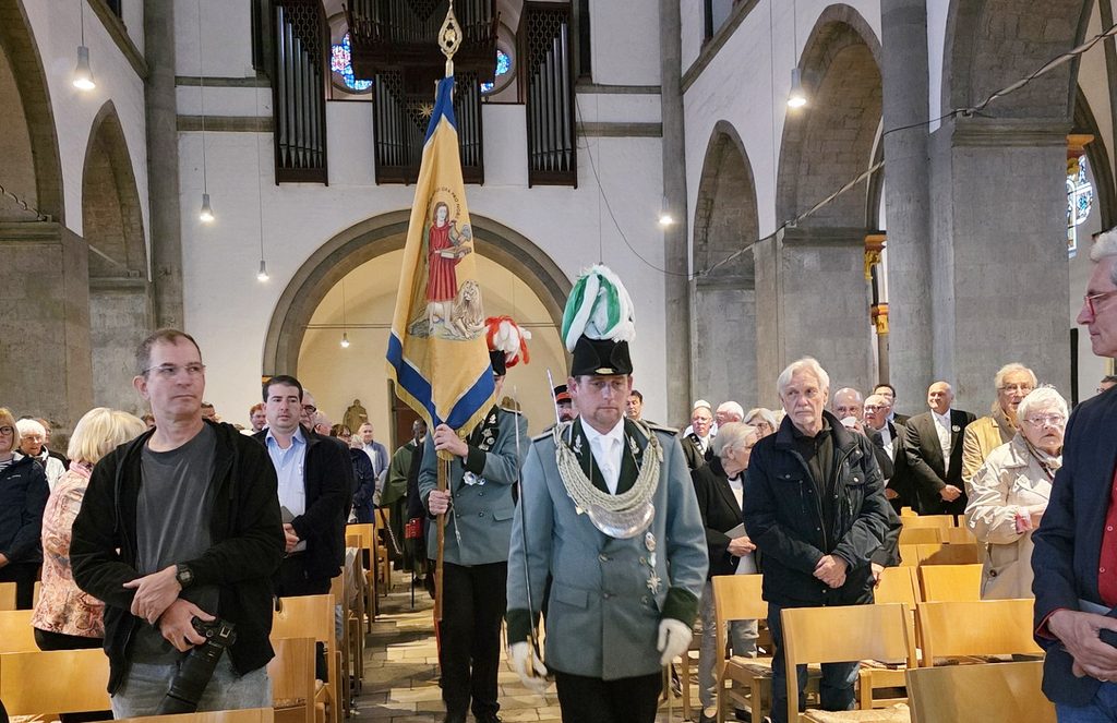 Einen feierlichen Akzent beim Caritassonntag im Mönchengladbacher Vitusmünster setzten die Schützen, die zu Beginn des Gottesdienstes in Uniform und mit ihrer Standarte durch das Kirchenschiff einzogen. Die Eucharistiefeier stand unter dem Caritas-Motto „Zusammen geht was“ und war zugleich der Vorstellung von Pater Jean Elex Normil CS gewidmet. Foto: Manfred Lang/pp/Agentur ProfiPress