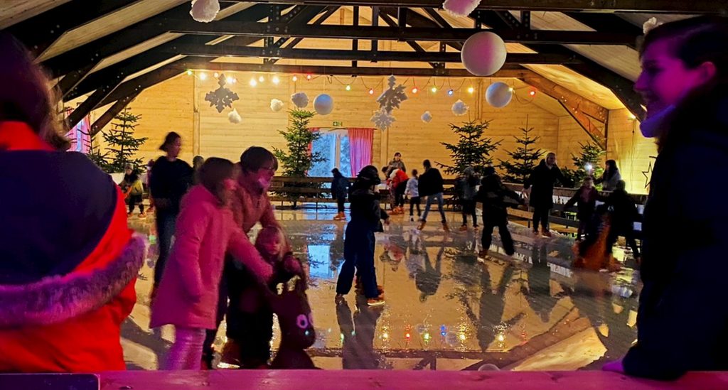 Viel Spaß verspricht die Eisbahn auf dem Krewelshof Eifel – sowohl zum Schlittschuhlaufen, als auch zum Eisstockschießen. Foto: Krewelshof/pp/Agentur ProfiPress