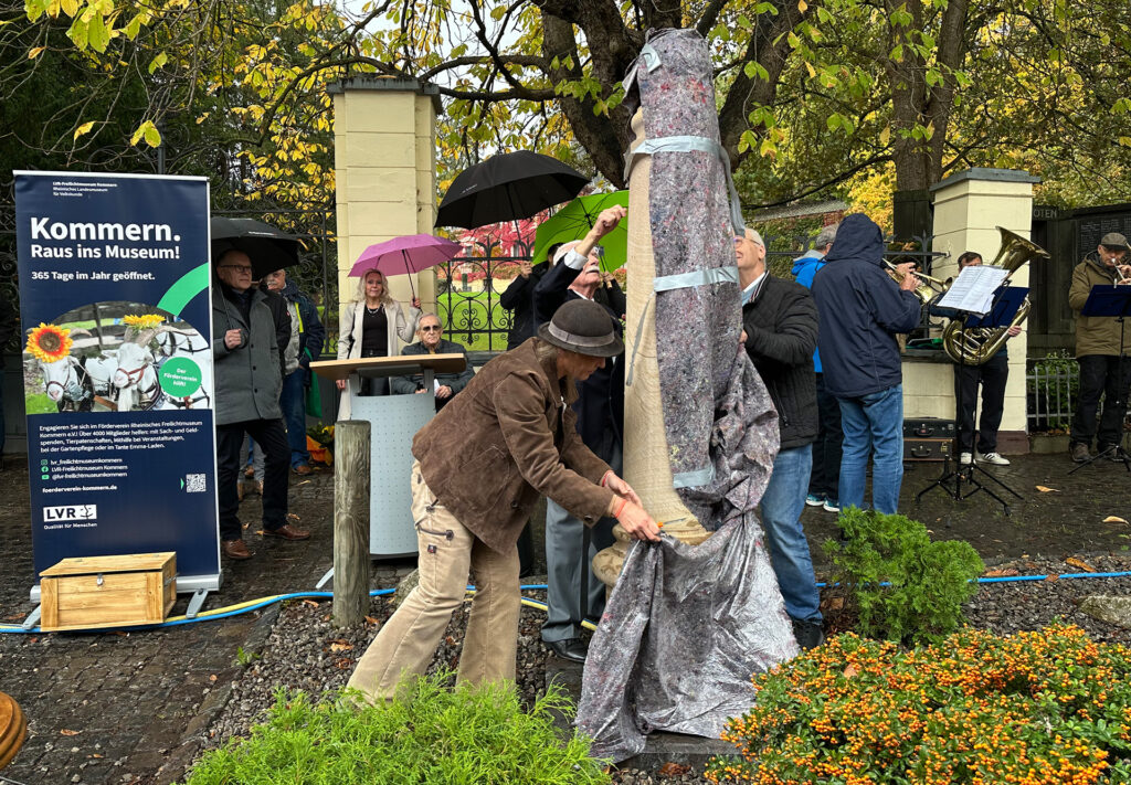 Nach rund 60 Jahren steht die Replika der Kommerner Gerichtssäule endlich am alten Platz vor dem Kriegerdenkmal. Hier bei der Enthüllung: (v. l.) Steinmetzmeisterin Ulrike Glaubitz, Wolfgang Abel und Bürgermeister a. D. Dr. Hans-Peter Schick. Foto: Henri Grüger/pp/Agentur ProfiPress