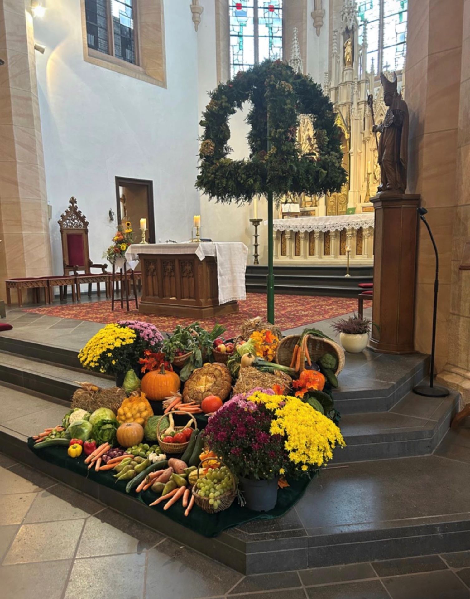 Zum Auftakt segnete Pfarrer Christian Herrmans in der Pfarrkirche St. Severinus die Erntekrone und die vor dem Altar aufgebauten Früchte des Feldes. Foto: Gartenbau- und Verschönerungsverein Kommern/pp/Agentur ProfiPress