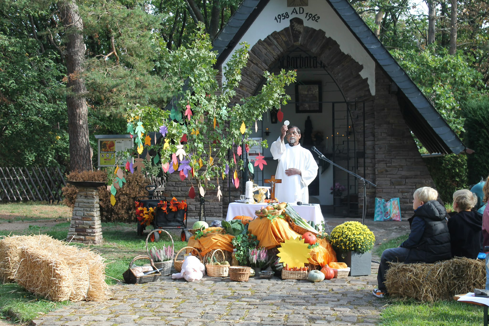 Vor dem mit Obst, Gemüse und Blumen geschmückten Erntedank-Altar feierte Pfarrer Stephen die Eucharistie an der Barbara-Kapelle. Foto: Martin Scholten/pp/Agentur ProfiPress