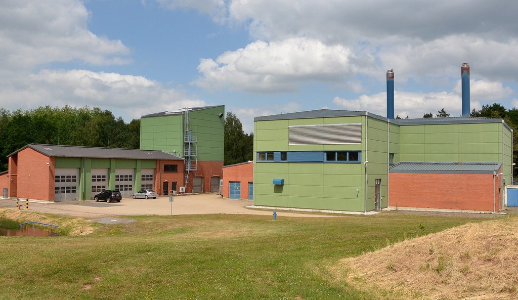 Zum Abfallwirtschaftszentrum Mechernich gehören auch technische Anlagen der Nachsorge: Deponiegas wird in einem Kraftwerk (r.) energetisch genutzt, Sickerwasser wird erfasst, behandelt und anschließend weiter zur kommunalen Kläranlage Burgfey geleitet. Foto: Manfred Lang/Archiv pp/Agentur ProfiPress