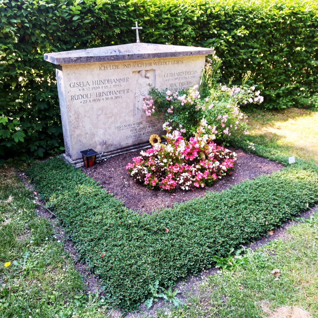 Die Grabstätte Adolf Webers auf dem Münchner Waldfriedhof: Dort fand der am 29. Dezember 1876 in Mechernich geborene Nationalökonom nach seinem Tod am 5. Januar 1963 seine letzte Ruhe. Foto: Harvey Kneeslapper/Wikipedia/Commons
