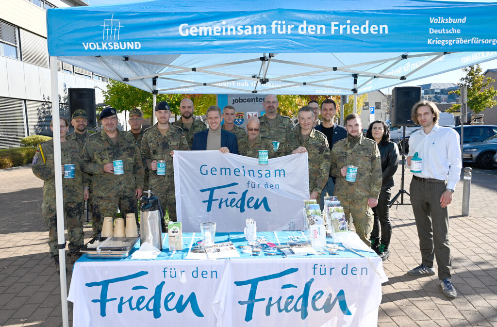 „Gemeinsam für den Frieden“ versammelten sich zum Auftakt der diesjährigen Haus- und Straßensammlung des Volksbundes Deutsche Kriegsgräberfürsorge in Mechernich Soldatinnen und Soldaten des Bundeswehrstandortes, (v. r.) Volksbund-Regionalgeschäftsführer Rheinland Jasper Stephan-Beneker, Standesbeamtin Britta Walter, Bürgermeister Michael Fingel (4. v. l.) und Landrat Markus Ramers (7. v. l.) vor dem Rathaus. Foto: Henri Grüger/pp/Agentur ProfiPress