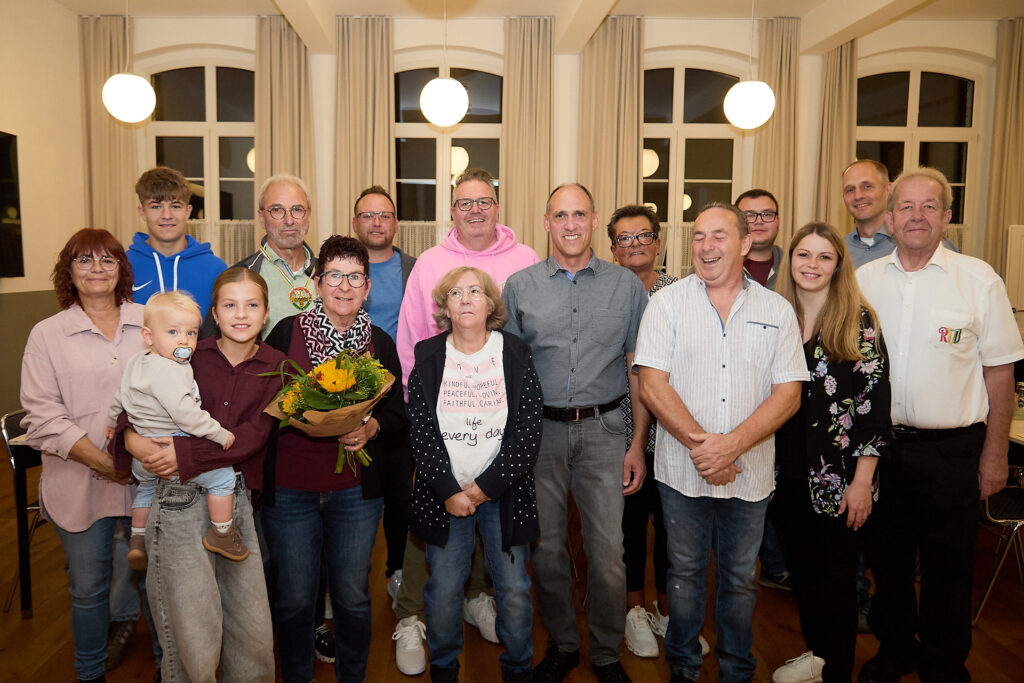 Viele Erinnerungen sind in 48 Jahren zusammengekommen. Entsprechend gut gelaunt war die jecke Truppe. Foto: Stephan Everling/pp/Agentur ProfiPress