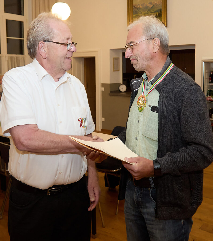 Norbert Niebes vom Regionalverband Düren im Bund deutscher Karneval verlieh Hoß sogar den Verdienstorden des RVD in Gold mit Edelsteinen. Foto: Stephan Everling/pp/Agentur ProfiPress