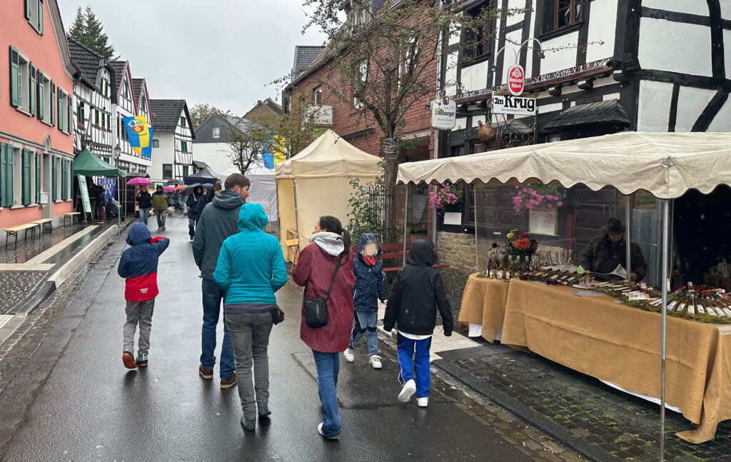 Auf dem Handwerkermarkt gab es unter anderem Schmuck, Seifen, Vasen, Basteleien und Kunstarbeiten zu kaufen. Foto: Henri Grüger/pp/Agentur ProfiPress