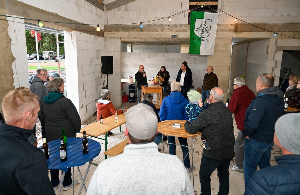 Beim Richtfest des neuen Lessenicher Dorfgemeinschaftshauses sprach zunächst Ortsbürgermeister Michael Wolfgarten zu den Anwesenden und erinnerte an den bisherigen Bauprozess. Foto: Henri Grüger/pp/Agentur ProfiPress