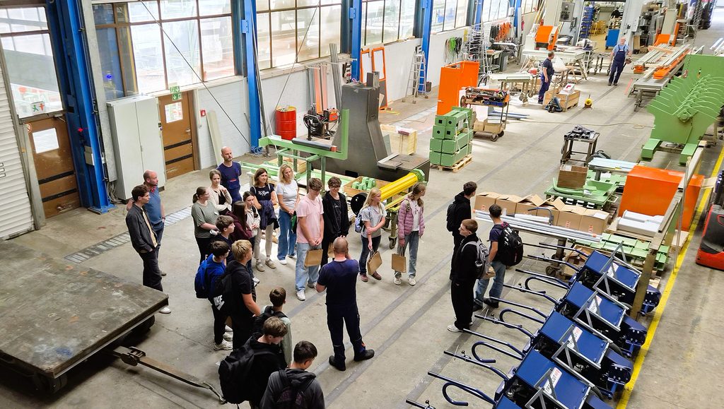 Eine Jobexpedition führte Jugendliche aus dem Kreis Euskirchen zur Firma „HOLTEC GmbH & Co. KG“ in Hellenthal. Foto: Kreis Euskirchen/pp/Agentur ProfiPress