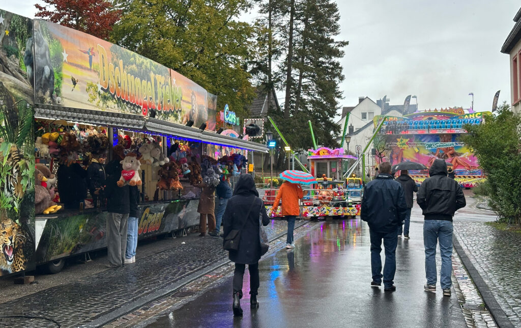 Trotz Regen gab es am Kirmeswochenende viel zu entdecken. Unter anderem Stände, ein Karussell und andere Fahrgeschäfte. Foto: Henri Grüger/pp/Agentur ProfiPress