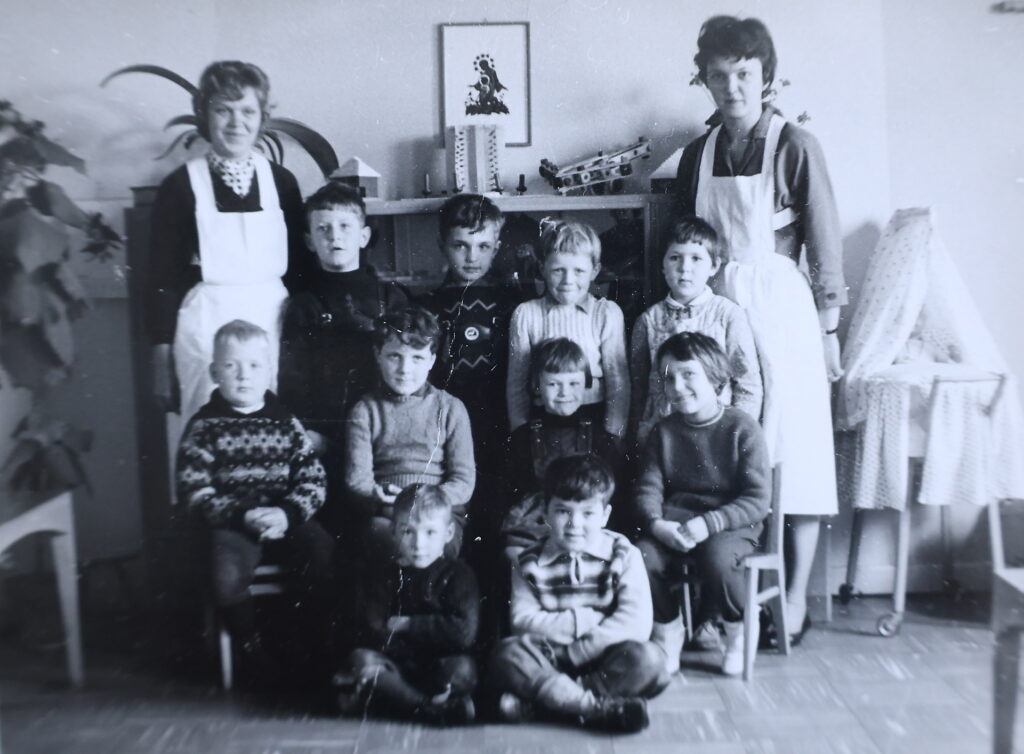 Mitte der 1950er Jahren wurde die Kita Kirchtal mit einer Gruppe unter Leitung von Elisabeth Vey (rechts, stehend) und Doris Janke (links, stehend) gegründet. Repro: Steffi Tucholke/pp/Agentur ProfiPress