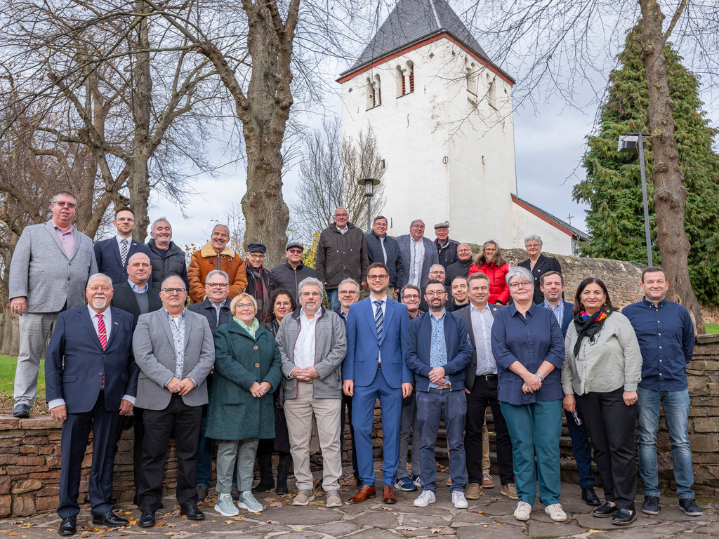 Gemeinsam Verantwortung für die Stadt übernehmen: Bürgermeister Michael Fingel (vorne, Mitte) mit den Mitgliedern des neu gewählten Mechernicher Stadtrates. Foto: Ronald Larmann/Agentur ProfiPress