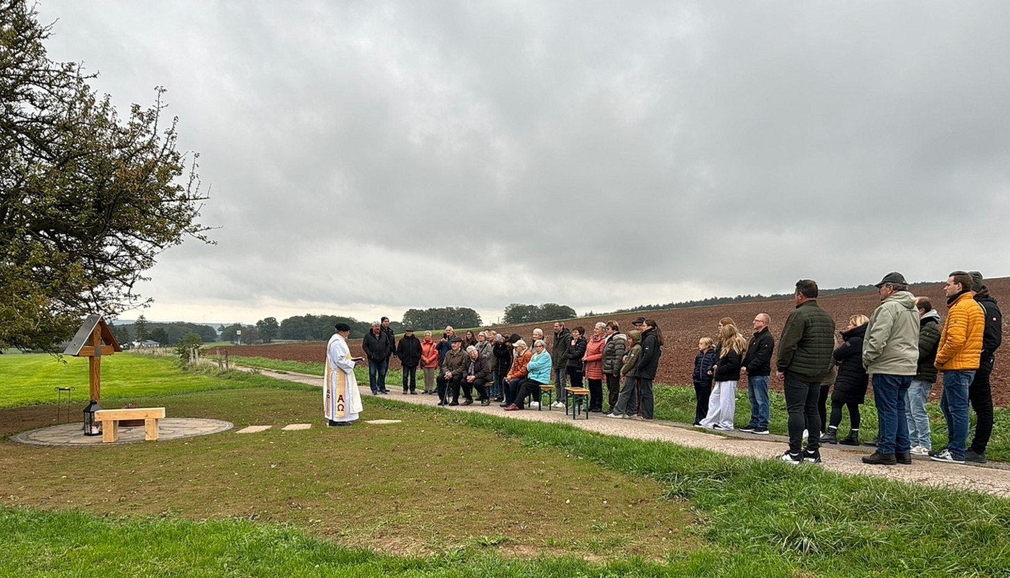 Lebensretter vor der Kirche
