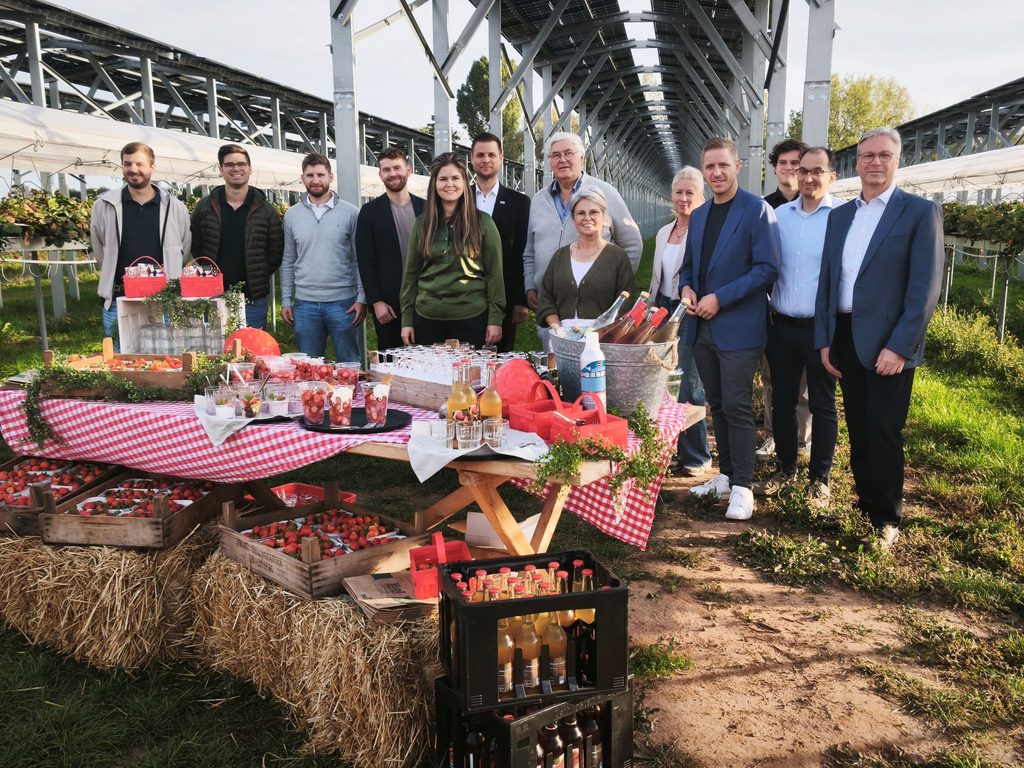 Landrat Markus Ramers (4.v.r.) und dessen Allgemeiner Vertreter Manfred Poth (r.) hatten sich auf dem Krewelshof mit Vertretern der Kreis-Wirtschaftsförderung zu einer Besichtigung der Agri-PV-Anlage angekündigt. Foto: Kerstin Rottland/pp/Agentur ProfiPress