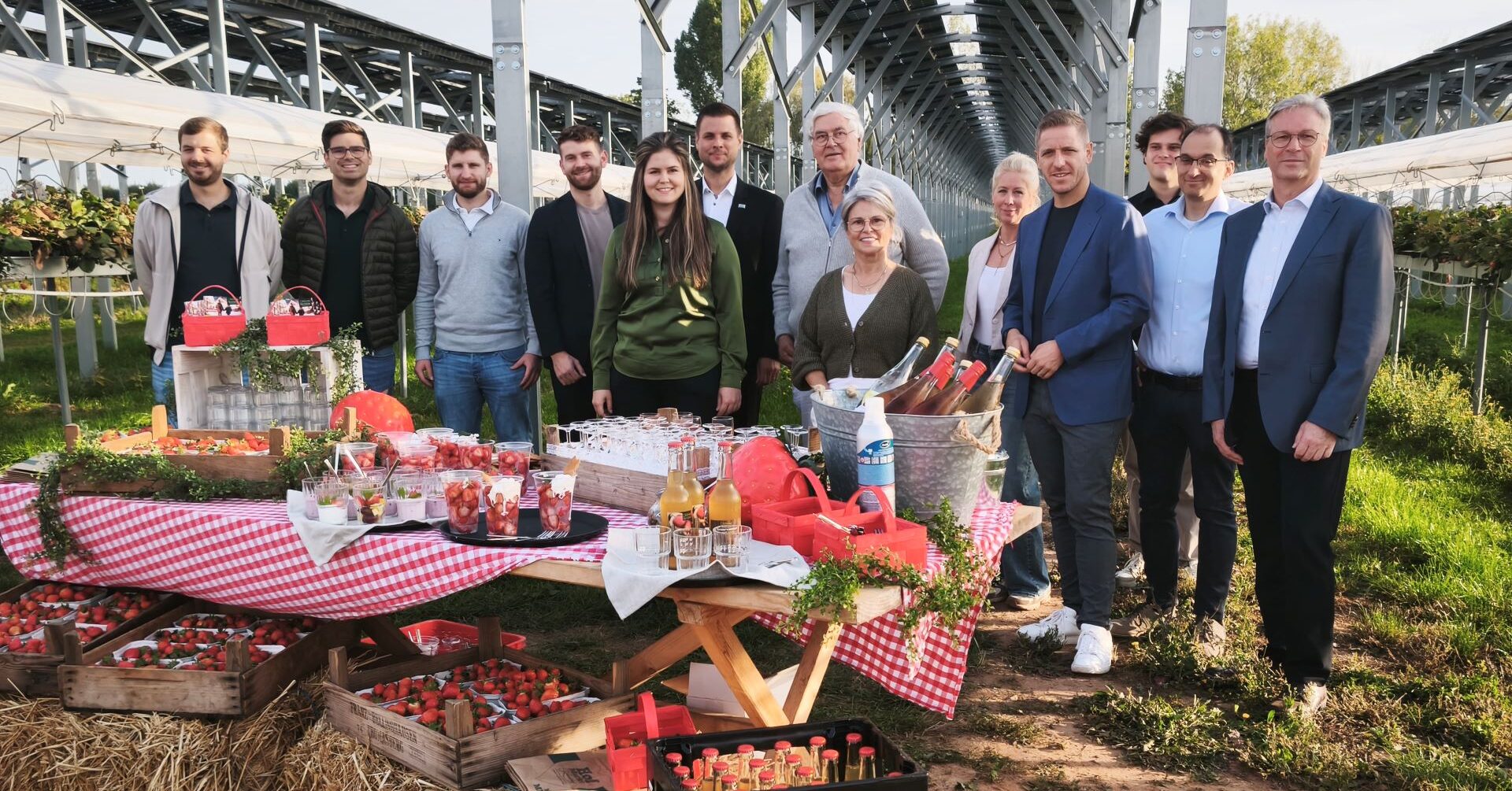 Landrat Krewelshof 29.09.26 Gruppe Landrat Markus Ramers (4.v.r.) und dessen Allgemeiner Vertreter Manfred Poth (r.) hatten sich auf dem Krewelshof mit Vertretern der Kreis-Wirtschaftsförderung zu einer Besichtigung der Agri-PV-Anlage angekündigt. Foto: Kerstin Rottland/pp/Agentur ProfiPress