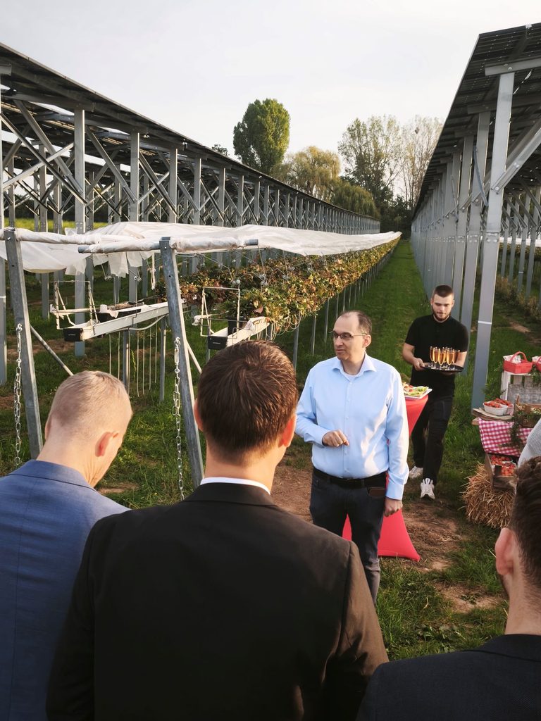 Räumte mit einem Vorurteil auf: „Der Ackerboden wird nicht zubetoniert“, betonte Christian Salewski von der Firma ProSolarTec GmbH, die die Anlage konstruiert hat. Alle Pfosten sind nur gerammt. Foto: Kerstin Rottland/pp/Agentur ProfiPress