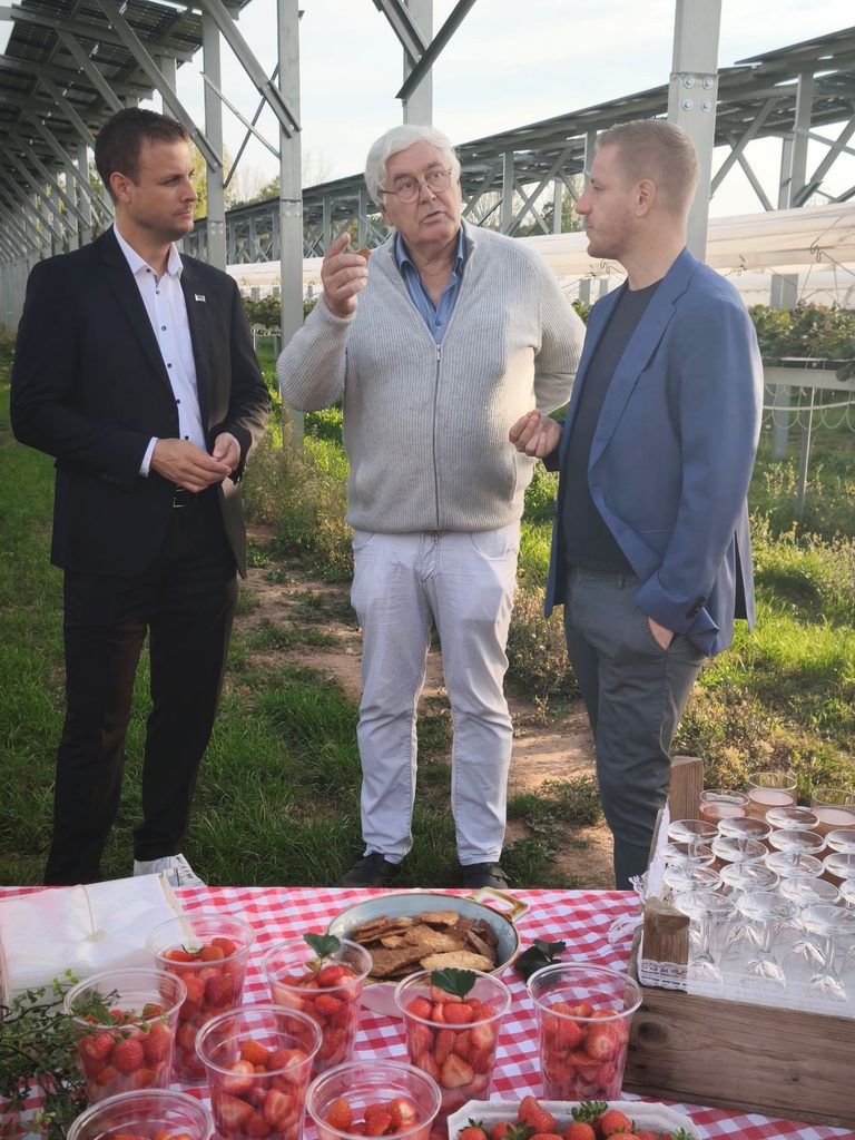 Innovative Anbau-Methoden auf dem Krewelshof: Landwirt Theo Bieger sprach mit Mechernichs Bürgermeister Michael Fingel und Landrat Markus Ramers auch über seine zukünftigen Pläne. Foto: Kerstin Rottland/pp/Agentur ProfiPress