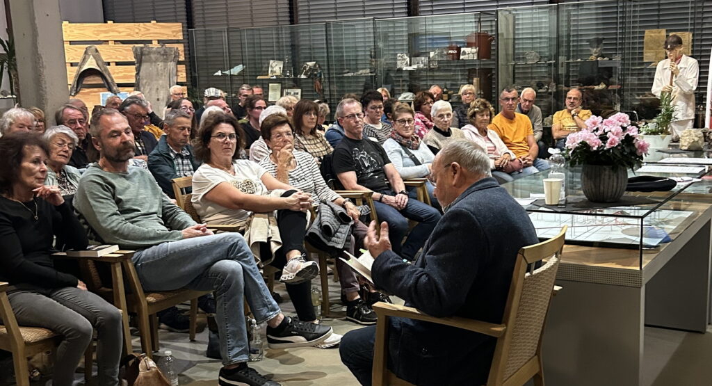 Mitten zwischen den Zeugnissen der Mechernicher Bergbaugeschichte las Manfred Lang aus den „Schattenwölfen“. Hundert Zuhörer kamen zur Buchpremiere ins Bergbaumuseum. Foto: Björn Wassong/pp/Agentur ProfiPress