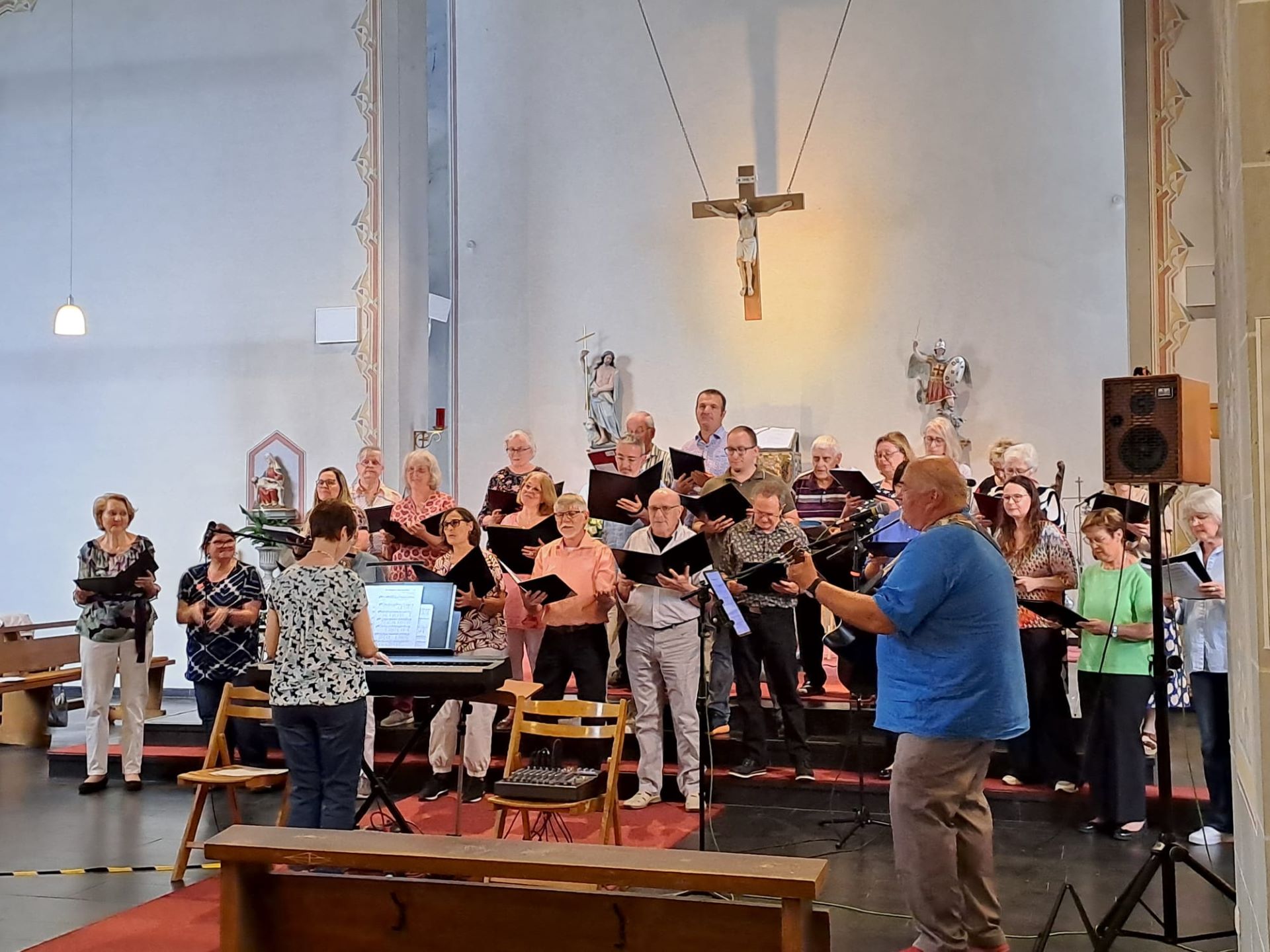 Mitsingen ist hier selbstverständlich: Bei der Lobpreis-Andacht in der Kommerner Pfarrkirche St. Severinus soll es genauso lebendig zugehen, wie zuletzt hier in Antweiler. Foto: Chorgemeinschaft/Privat/pp/Agentur ProfiPress
