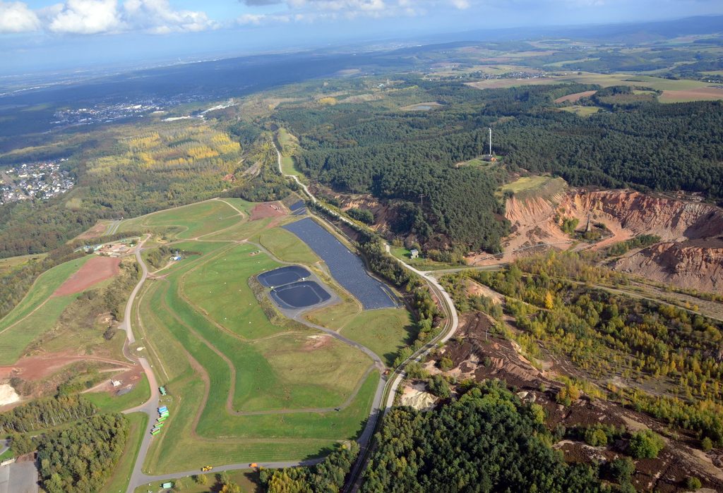 Das Luftbild zeigt die Dimension des früheren Tagebaus Virginia und des heutigen Abfallwirtschaftszentrums Mechernich. Aus dem einstigen Bergbau- und Deponiestandort ist ein technisch überwachter Nachsorge- und Energiestandort geworden. Luftbild: Manfred Lang/pp/Agentur ProfiPress