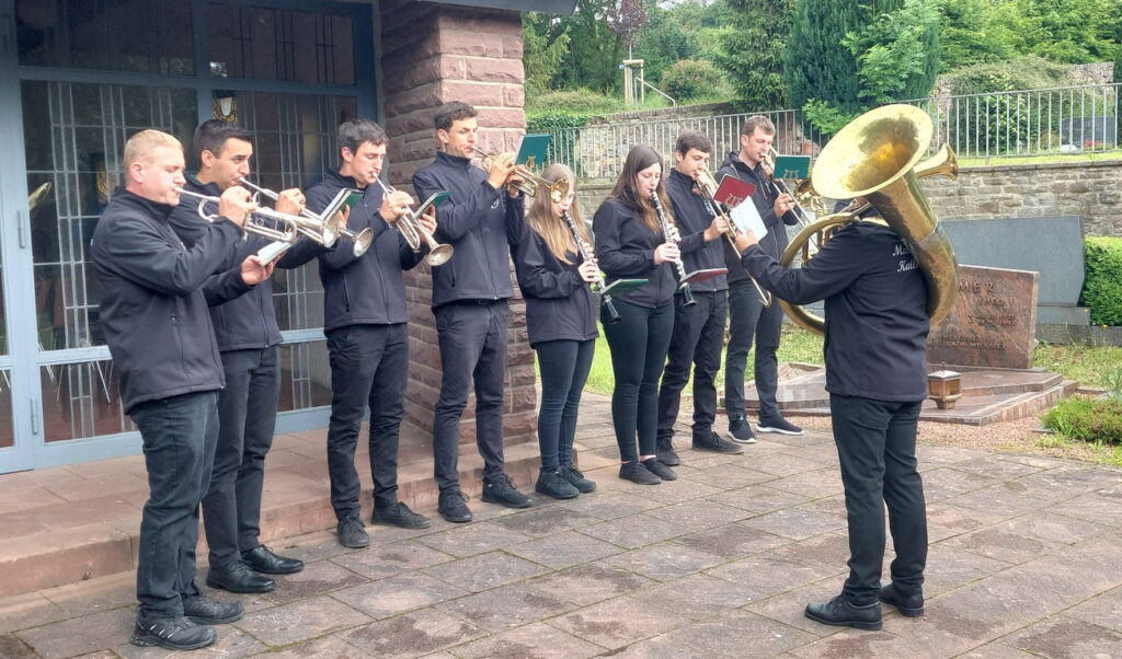 Musik zum stillen Gedenken: Musikerinnen und Musiker des Musikvereins Kallmuth bei einer früheren musikalischen Begleitung des Totengedenkens auf dem alten Kallmuther Friedhof. Allerheiligen ist nicht nur ein Tag der Trauer, sondern auch der Gemeinschaft und der christlichen Hoffnung auf ein Wiedersehen. In Kallmuth und Lorbach findet auch das traditionelle „Allerseelenbrabbeln“ statt, ein Heische-Gang junger Männer mit bestimmten Sprechgesängen, bei dem Almosen für Kerzenopfer gesammelt werden. Archivfoto: pp/Agentur ProfiPress