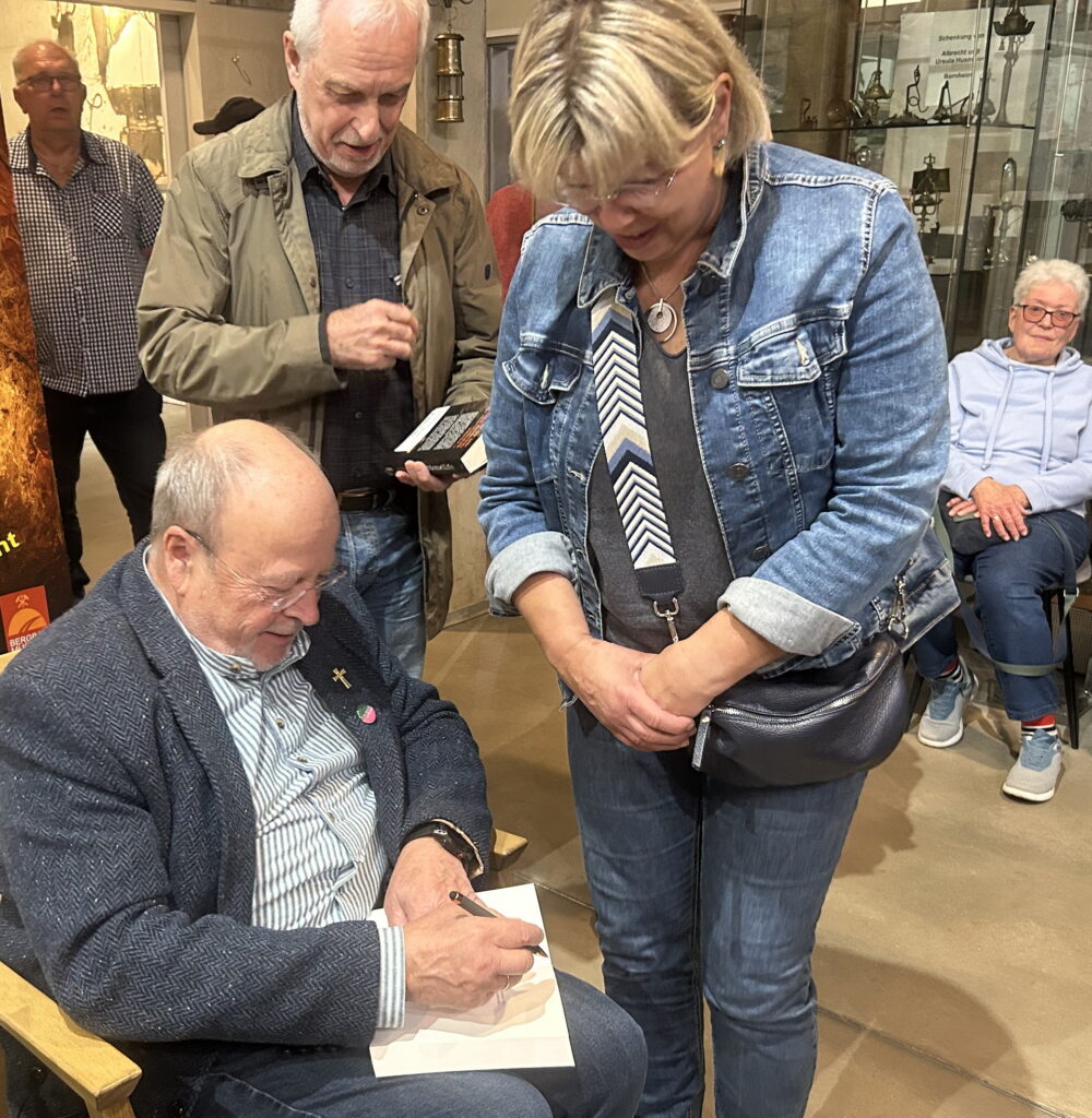 Persönliche Widmung inklusive: Manfred Lang signierte die am Büchertisch der Buchhandlung Schwinning erworbenen Exemplare seines Thrillers direkt vor Ort. Foto: Björn Wassong/pp/Agentur ProfiPress