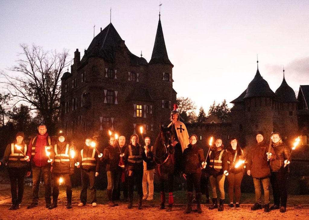 Am Samstag, 7. November, sind Familien und Kinder samt Laternen zu einem besonderen Nachmittag rund um die historische Wasserburg Satzvey eingeladen. Foto: Marie-Jeannine Heuchemer/pp/Agentur ProfiPress
