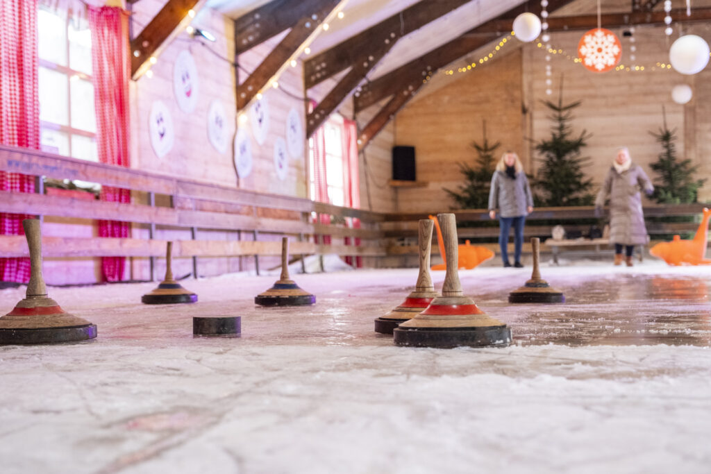 Geschick, Teamgeist und gute Laune zählen beim Eisstockschießen – ob mit Familie, Freunden oder als Team-Event in der Weihnachtszeit. Foto: Ronald Larmann/pp/Agentur ProfiPress