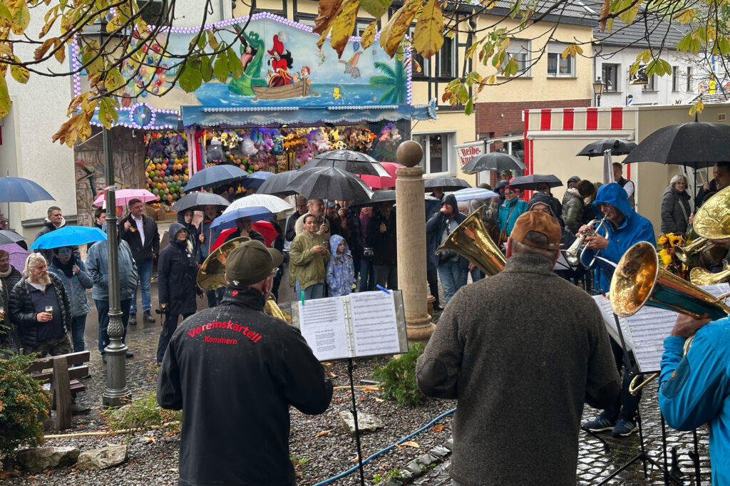 Die rund 2,30 Meter hohe Nachbildung mit Kugelabschluss (mittig) entstand aus drei Sandsteinblöcken aus dem Kylltal. Im Rahmen der Kommerner Kirmes wurde sie enthüllt. Foto: Henri Grüger/pp/Agentur ProfiPress