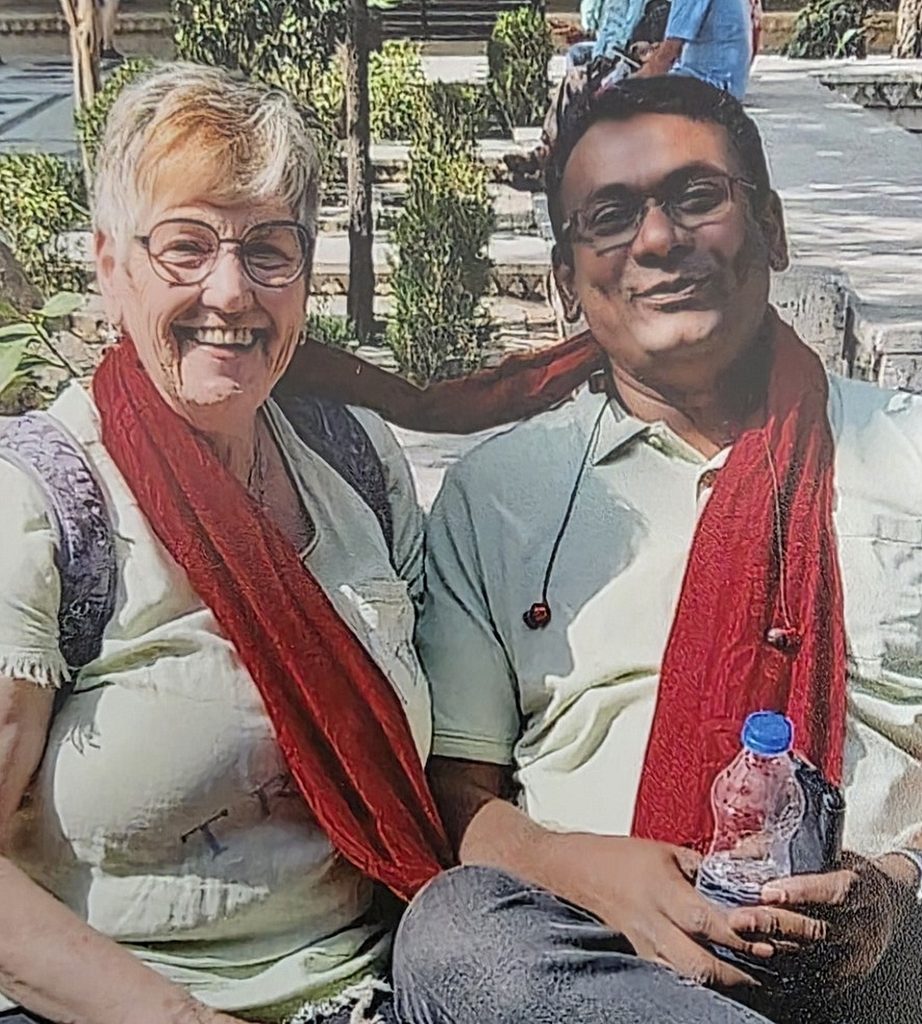 Er schlug die Brücke zwischen Deutschland und Indien: Mechernicherin Karin Raths mit dem aus Indien stammenden Schönstatt-Pater George Jeganathan, der die Reisegruppe durch sein Heimatland begleitete. Foto: Privat/pp/Agentur ProfiPress
