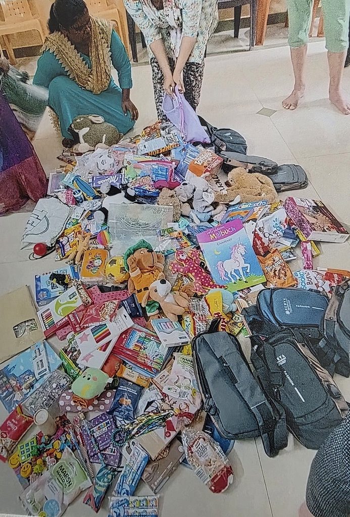 Mit leeren Händen kamen die deutschen Gäste nicht: Spielsachen, Mal- und Schulmaterial, Süßigkeiten und zahlreiche weitere Mitbringsel wurden für die Kinder des „Sunrise Village“ ausgepackt. Foto: Privat/pp/Agentur ProfiPress