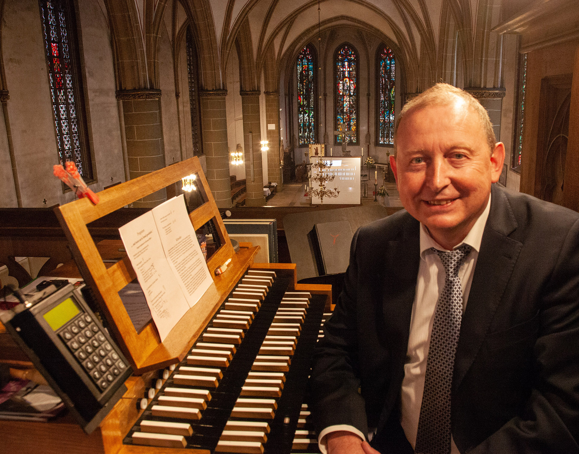Orgelkonzert-Wallferöffng1 „Bloß keine Noten!“ lautet das augenzwinkernde Motto der Orgelfeierstunde mit Otto M. Krämer, zu dem der Verein der Freunde und Förderer der Musik-Kultur am 23. Oktober in Großbüllesheim einlädt. Foto: Veranstalter/pp/Agentur ProfiPress
