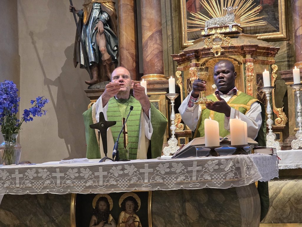 Pfarrer Leo Heinrich (l.) und der neue Kaplan Father Patrick Mwanguhya bei der Eucharistiefeier am Abend von Father Patricks Ankunft im bayerischen Gäuboden in der Kirche St. Johannes Evangelist in Metting, seiner ersten heiligen Messe mit den Gläubigen am neuen Wirkungsort. Foto: Manfred Lang/pp/Agentur ProfiPress