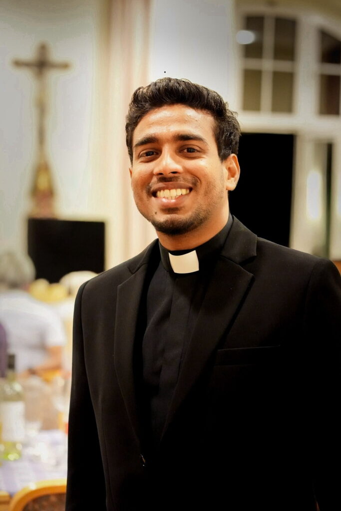 Ein neues Gesicht bei der Communio in Christo: Father Subin, kirchenamtlich Rev. Fr. Jacob Chalil, stammt aus dem südindischen Kerala und wurde 2022 zum Priester der syro-malankarischen katholischen Kirche geweiht. Der 32-Jährige ist für ein Jahr aus dem Großerzbistum Trivandrum nach Mechernich delegiert, lernt Deutsch und arbeitet bereits in der Seelsorge mit. Er verfasste auch den Bericht über den Besuch der Schweizer Delegation um seinen Vorgänger Jaimson Mathew Kizhakkevila. Foto: Communio in Christo/pp/Agentur ProfiPress