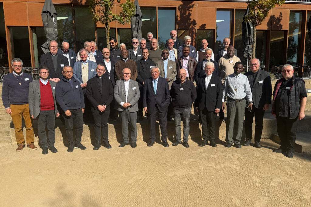Beim Priestertreffen „EUROPAX“ in Schengen kamen Geistliche aus drei Ländern zusammen. Mit dabei waren der frühere EU-Kommissionspräsident Jean-Claude Juncker (Mitte), der Luxemburger Weihbischof Leo Wagener (daneben) und der Mechernicher Pfarrer Erik Pühringer (2.v.r.). Foto: Privat/pp/Agentur ProfiPress