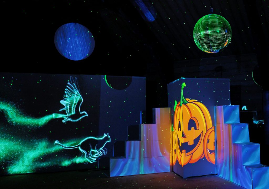 Auch in der Lichtershow „Pumpkin in the Dark“ spielen Dschungel-Tiere und Kürbisse die Hauptrolle. Foto: Steffi Tucholke/pp/Agentur ProfiPress