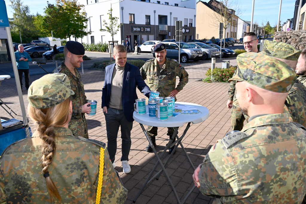 Landrat Markus Ramers dankte den Sammelnden und hob die gute Zusammenarbeit von Bundeswehr und Stadt in Mechernich hervor. Foto: Henri Grüger/pp/Agentur ProfiPress